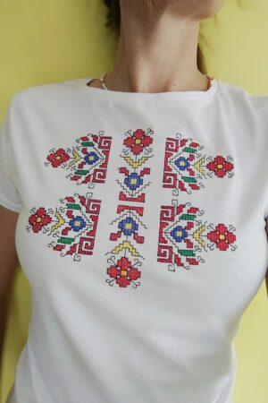 Бяла тениска с бродирана шевица "Цветница"